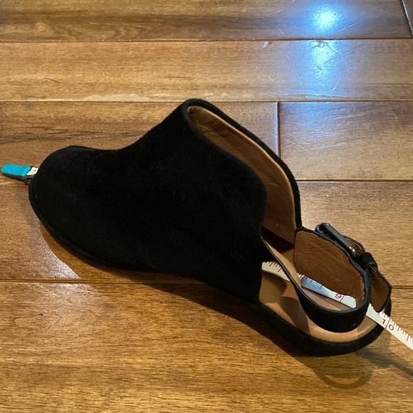 Gentle Souls by Kenneth Cole Lyla Suede Peep-Toe Black Wedge Sandals Size: 8M - Picture 8 of 8